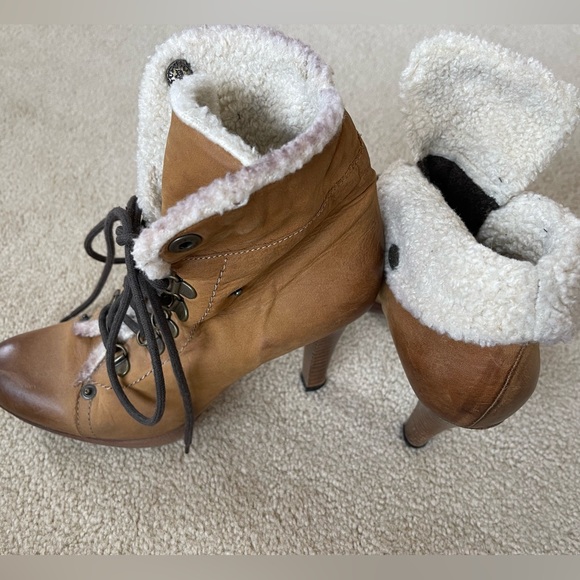 Sherpa Lines Leather Booties - Picture 10 of 11